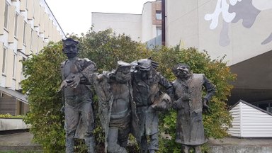 Vilniaus Konstitucijos prospekte kuriasi meno oazė: atsirado nauja skulptūra