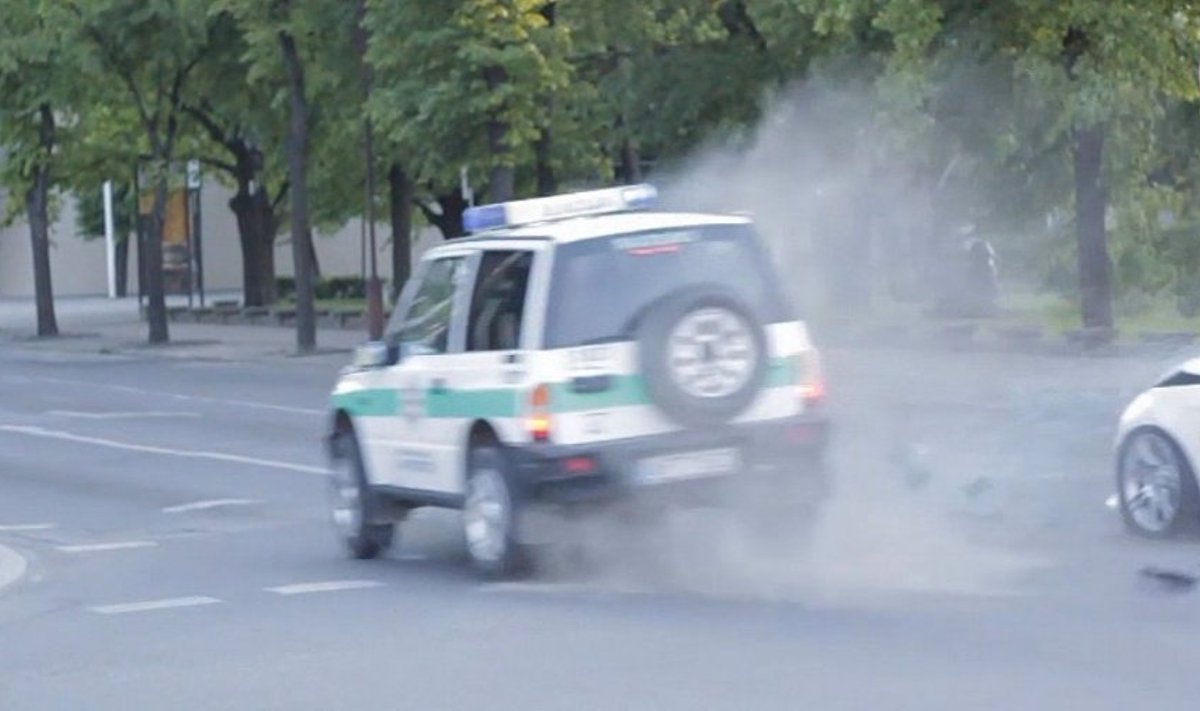 Vaizdo kamera užfiksavo, kaip Šiauliuose į avariją pateko policijos automobilis