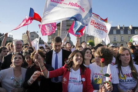 Francois Hollande'o šalininkai džiaugiasi pergale
