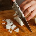 4 naudingi patarimai, kaip pjaustant svogūnus neapsiverkti: vienas jų – gana netikėtas