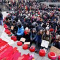 Protestuotojos prieš politinį neveiklumą dėl klimato apjuosė Švedijos parlamentą milžinišku raudonu šaliu