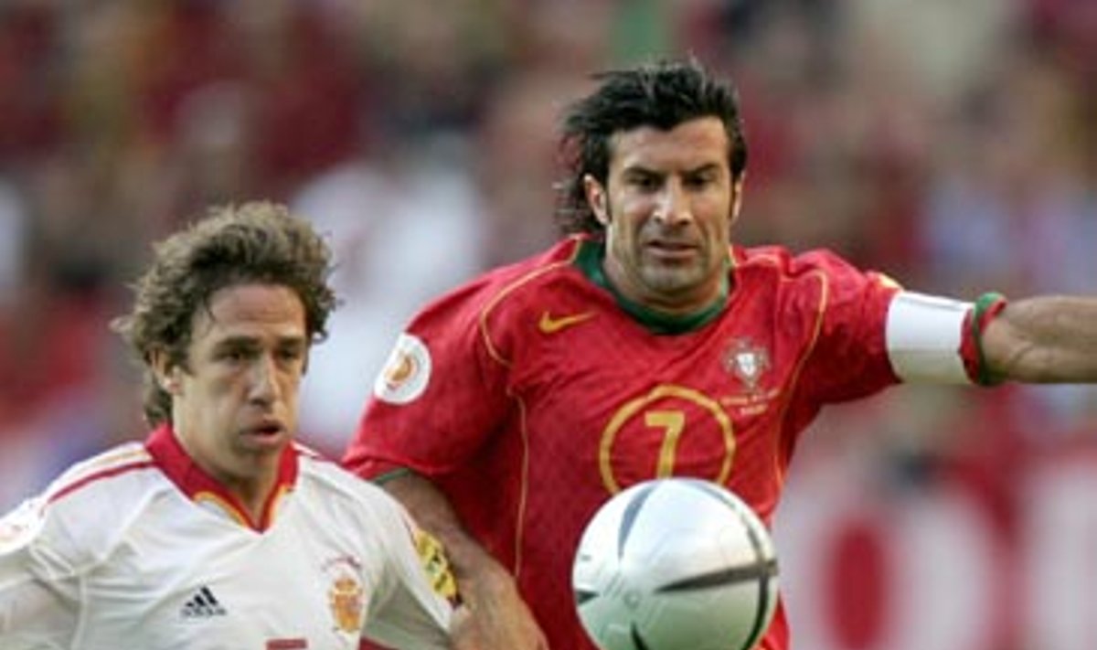 Carles Puyol (Ispanija) ir Luis Figo (Portugalija)