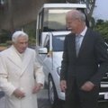 Popiežius Benediktas XVI džiaugiasi naujais papamobiliais