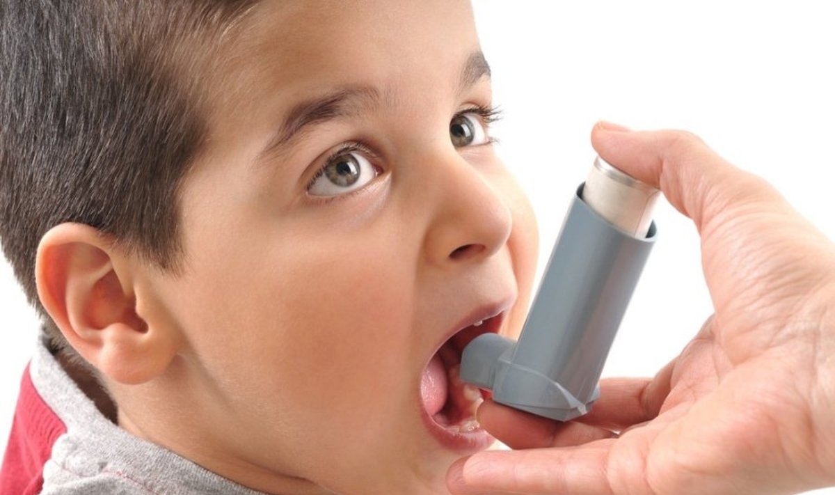 vaikas, berniukas, liga, inhaliatorius, vaistai, bronchinė astma, kosulys,