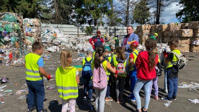 Vaikų ekskursija į atliekų rūšiavimo centrą.