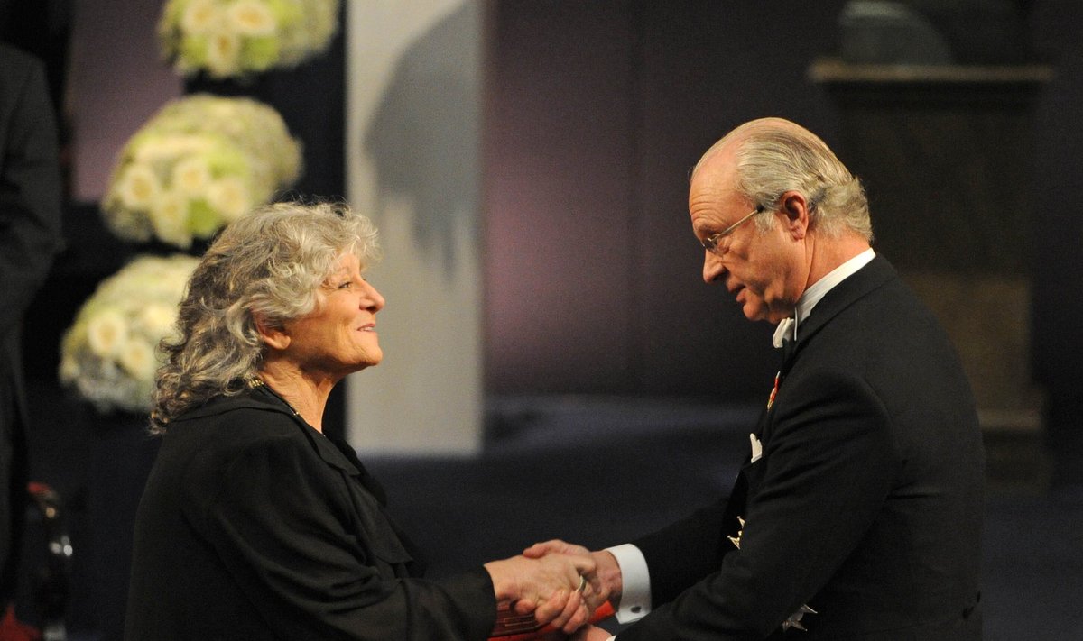 Ada E. Yonat priima Nobelio premiją iš Švedijos karaliaus Carlo XVI Gustafo