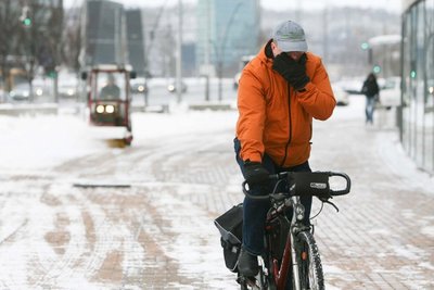 Žiemą važiuojant dviračiu svarbiausia tinkama apranga