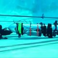 Vaizdo įrašas su miniatiūriniu povandeniniu laivu, skirtu berniukų gelbėjimo operacijai Tailande