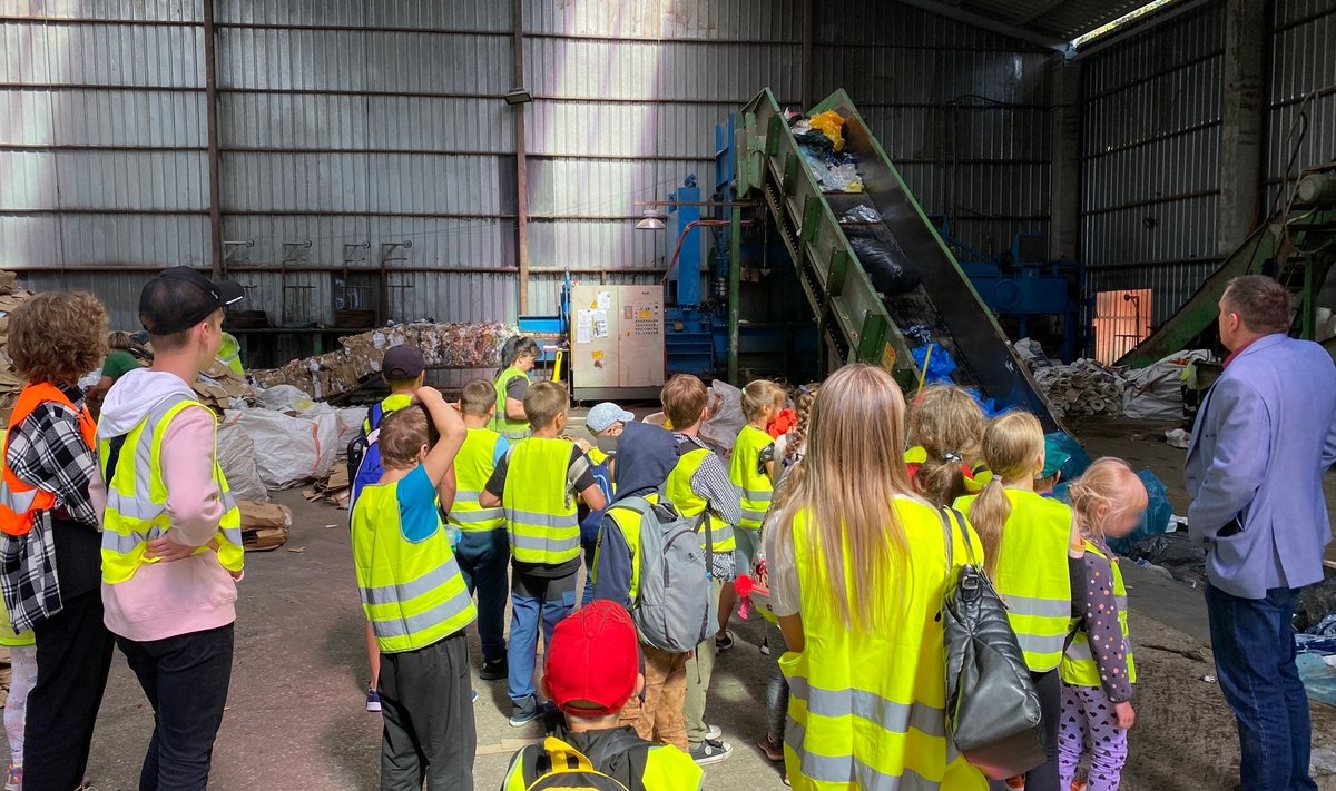 Vaikų ekskursija į atliekų rūšiavimo centrą.
