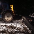 Nufilmuota: traktoriaus pagalba BMW baigėsi netikėta nesėkme