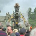 Tarsi iš siaubo filmo: po Angliją blaškosi 10 metrų „kasyklų žmogus-mašina“