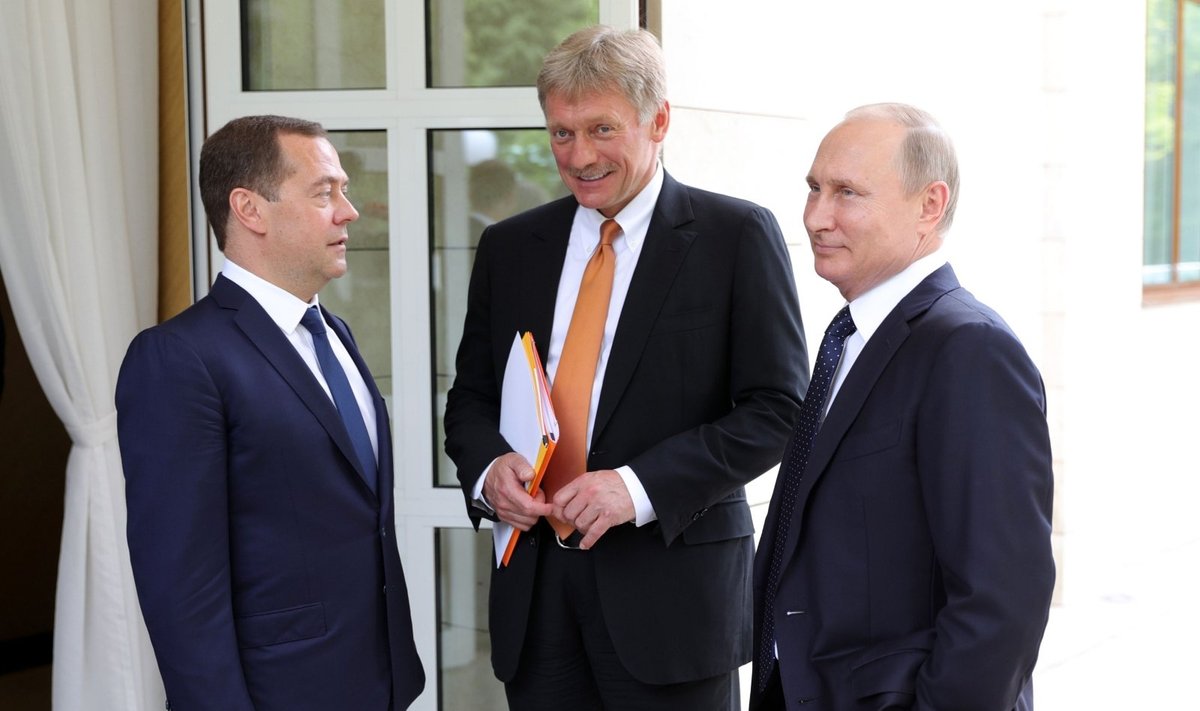 Dmitrijus Medvedevas, Dmitrijus Peskovas, Vladimiras Putinas