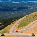 Legendinėse kilimo į kalną lenktynėse – galingiausių automobilių ir elektromobilių akistata: kol vieni dūsta, kiti – kaista