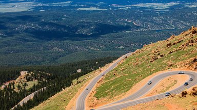 Legendinėse kilimo į kalną lenktynėse – galingiausių automobilių ir elektromobilių akistata: kol vieni dūsta, kiti – kaista