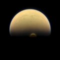 Zondas „Cassini“ virš Titano ašigalio užfiksavo keistą neregėto dydžio dėmę