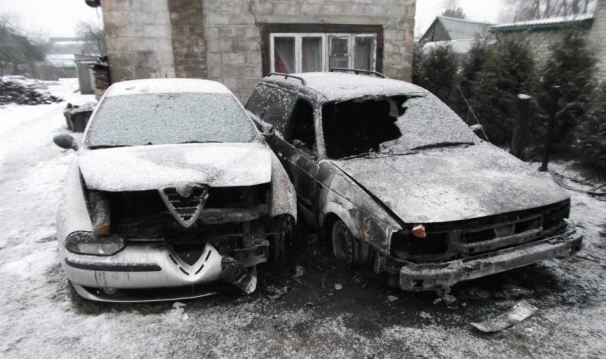 Joniškyje sudeginti automobiliai