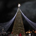 Utena įžiebė Kalėdų eglę: ant viršūnės atsisėdo dviejų metrų angelas
