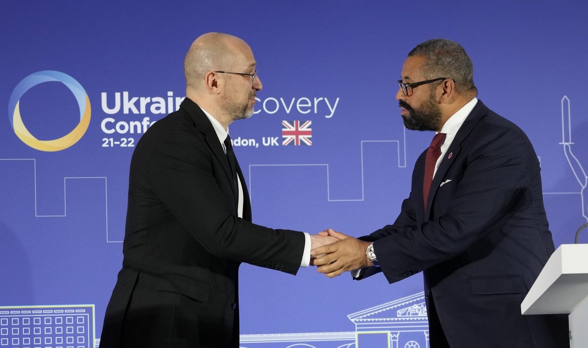 Ukrainos ministras pirmininkas Denysas Šmyhalis (kairėje) ir Jungtinės Karalystės užsienio reikalų ministras Jamesas Cleverly