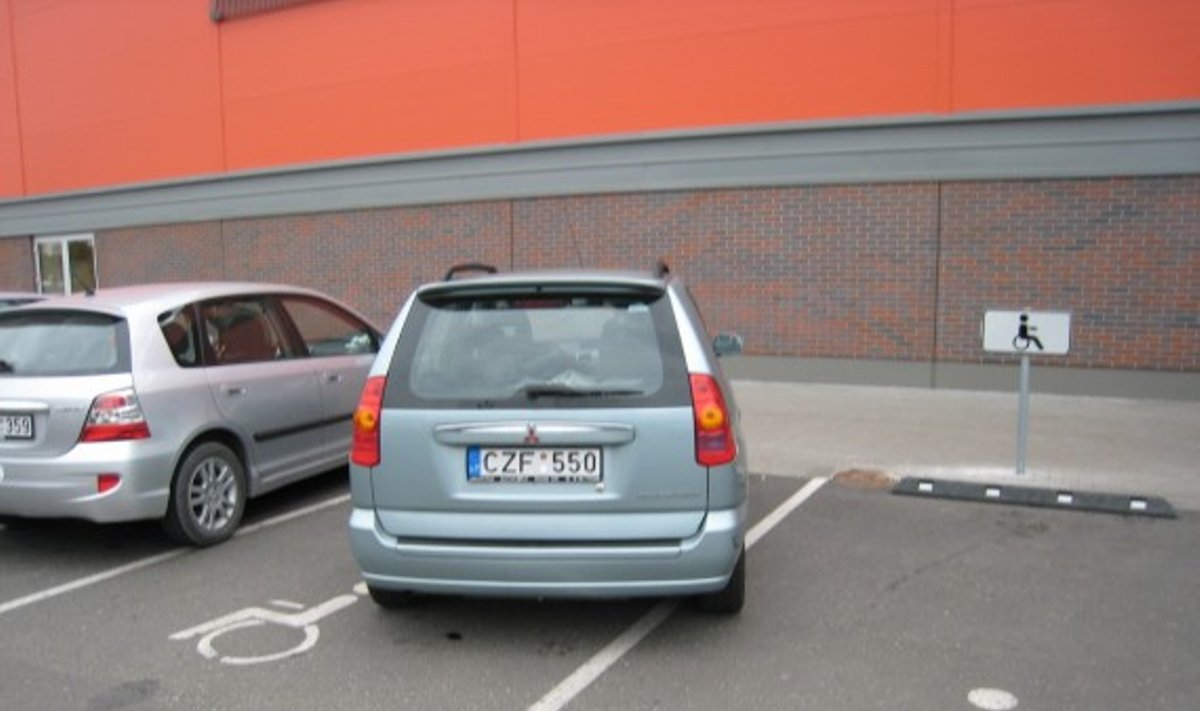 Parkavimas Klaipėdoje, Šilutės pl. 32, prie prekybos centro „Banginis“. 2009-09-27