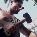 Boksininko karjeros atsisakęs Kubos geležinis žmogus treniruojasi daužydamas save kūju