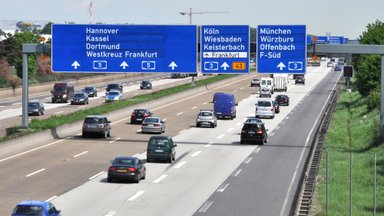 Vokietija padidino mokestį už kelius: kelionės vežėjams pabrangs jau nuo gruodžio