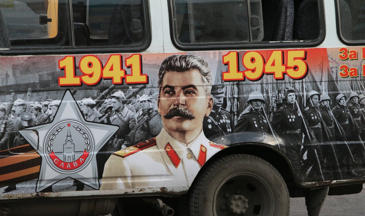 Mikroautobusas su J.Stalino atvaizdu