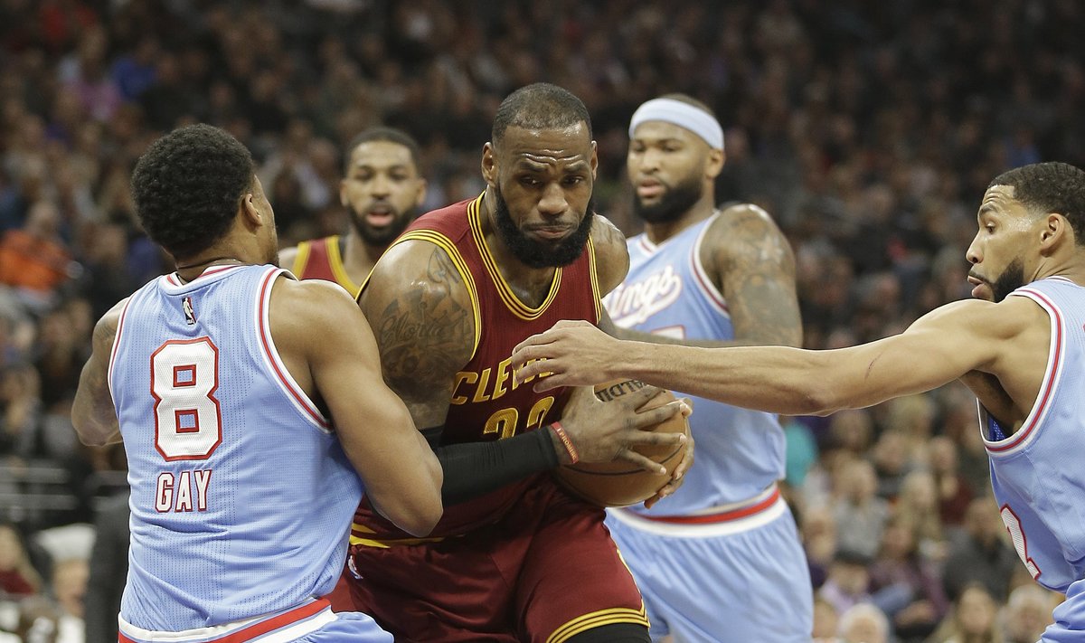 NBA, „Kings“ - „Cavaliers“ mačo akimirka, link krepšio veržiasi LeBronas Jamesas