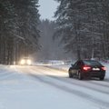 Sudėtingos eismo sąlygos yra visoje Lietuvoje, naktį jas dar sunkins snygis