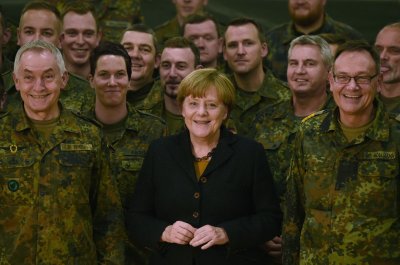 A. Merkel Vokietijos karių apsuptyje