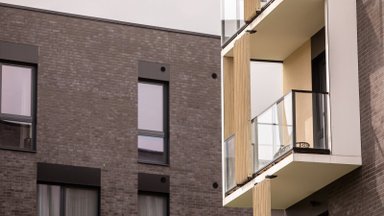 Už tokį laisvalaikį savo balkone galite gauti apvalią baudą: tokia veikla – draudžiama