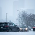 Žiemai parodžius ragus pirmadienį eismas tapo iššūkiu: vairuotojai negalėjo išvažiuoti iš kiemų, kiti – stojo gatvėse