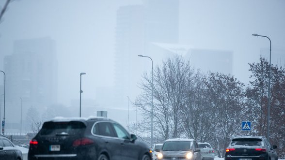 Žiemai parodžius ragus pirmadienį eismas tapo iššūkiu: vairuotojai negalėjo išvažiuoti iš kiemų, kiti – stojo gatvėse