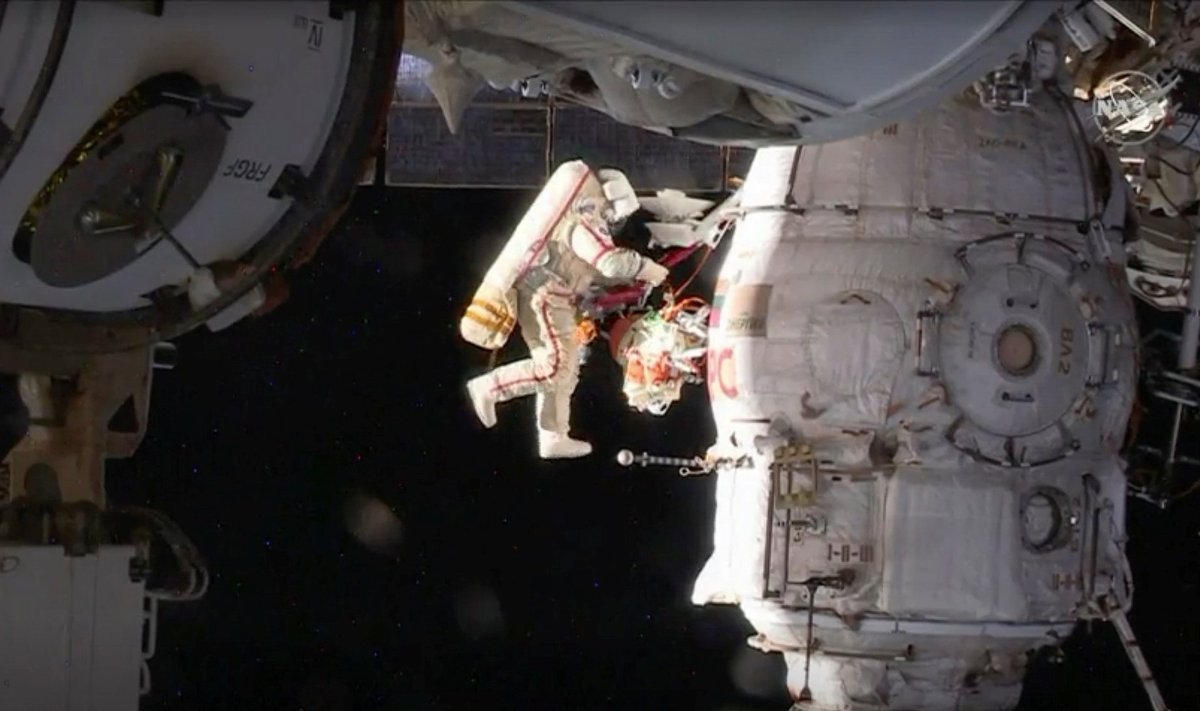 Astronautas atvirame kosmose prie TKS