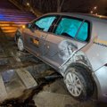 Gūdžią naktį girtas turkas Vilniuje „CityBee“ automobiliu bandė užvažiuoti laiptais
