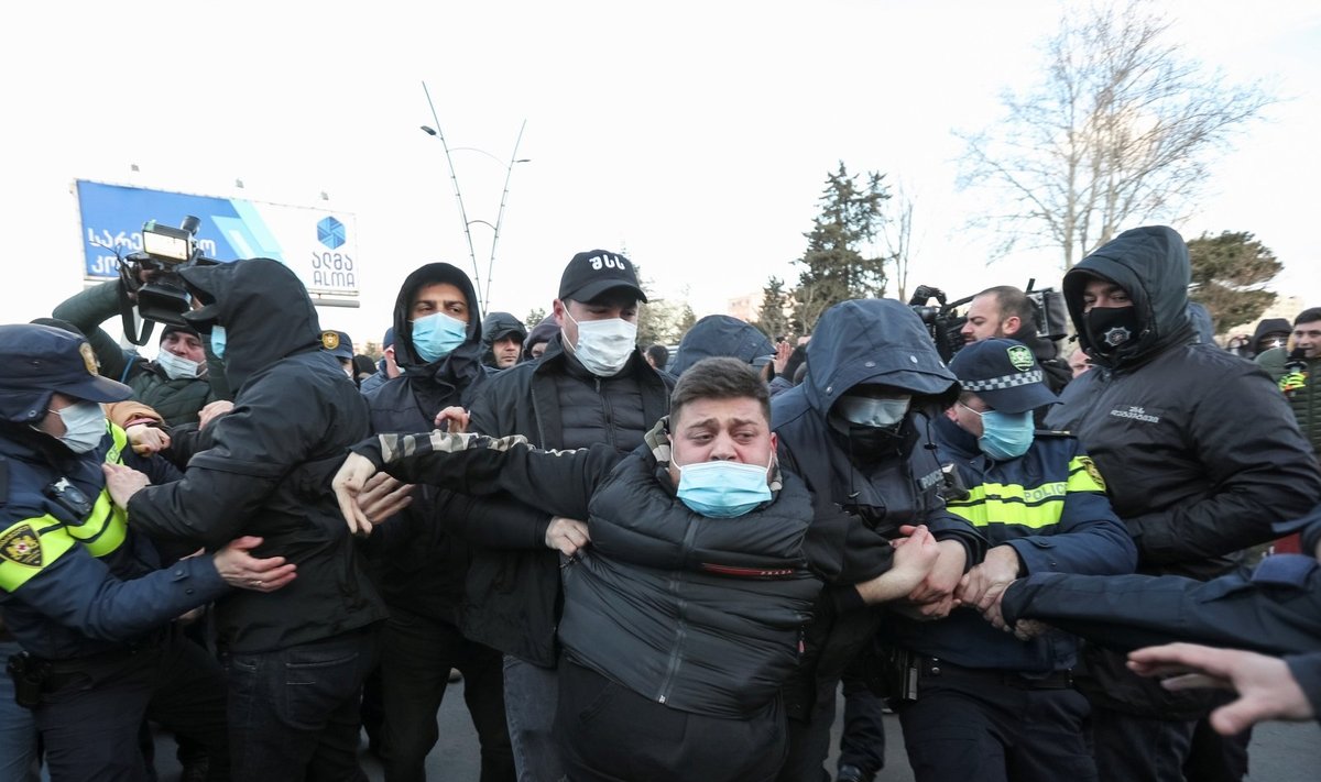 Tbilisyje per opozicijos lyderio šalininkų ir policijos susirėmimus nukentėjo 17 žmonių