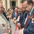 Депутат Госдумы надел на Папу Римского георгиевскую ленту