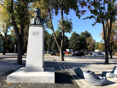 Lauryno Ivinskio monumentas Kuršėnuose