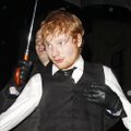 E. Sheeranas prisilinksmino: atlikėją laikė apsaugos vyrukai