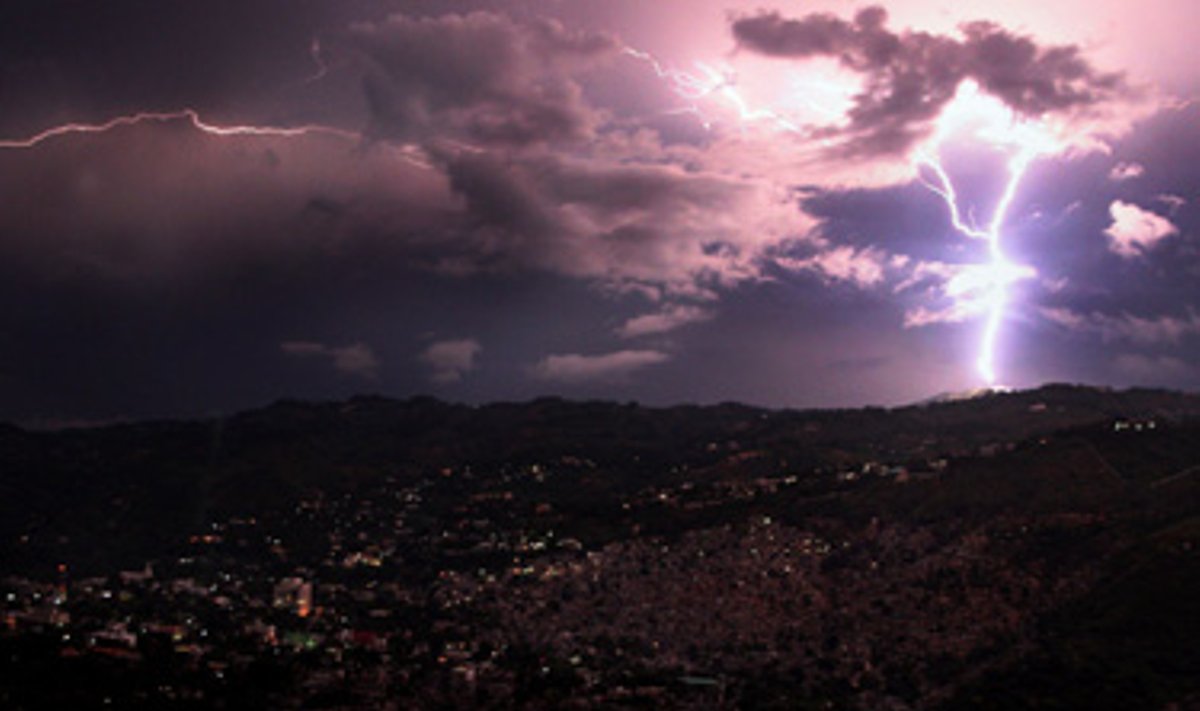 Žaibas per audrą nušvietė Haičio sostinės Port-o-Prenso dangų.
