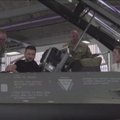 Zelenskis užfiksuotas lipantis į F-16 naikintuvo kabiną