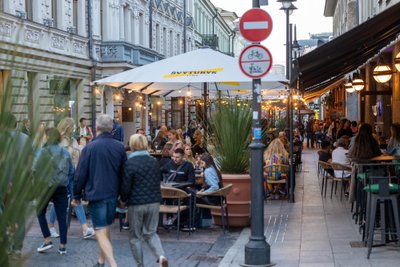 Vilniaus gatvėse – daugybė švenčiančių: baruose sunku rasti vietą prisėsti