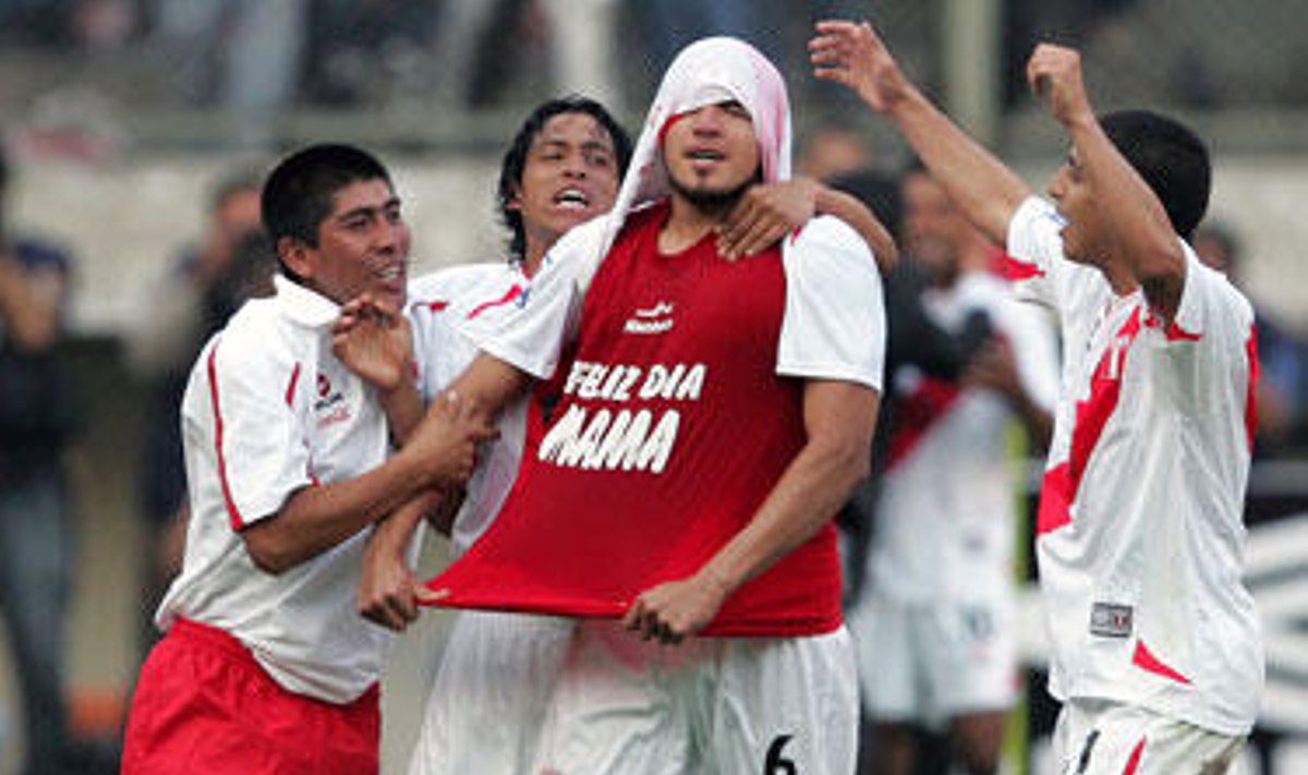 Peru rinktinės futbolininkai sveikina Juaną Vargasą