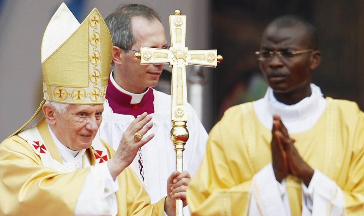 Popiežius Benediktas XVI aukoja mišias vudu bastione Benine