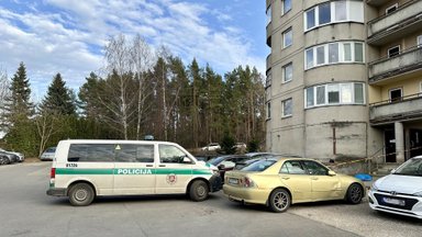 Vilniuje žuvo iš daugiabučio balkono iškritusi moteris
