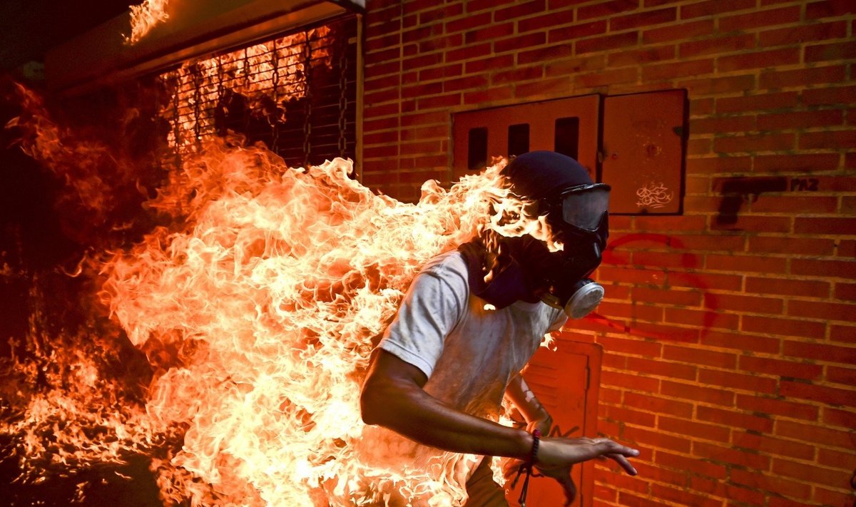 Protestuotojas užsiliepsnojo per demonstraciją Karakase