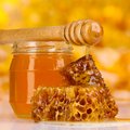 Medus norintiems sulieknėti: šio natūralaus saldiklio pliusai ir minusai