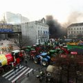 1000 traktorių užkimšo kelius aplink ES viršūnių susitikimo vietą Briuselyje