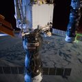 TKS dirbantis astronautas nufilmavo greta stoties praskridusį paslaptingą objektą