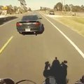 Pasivažinėjimas motociklu baigėsi skrydžiu ant automobilio stogo