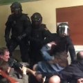 Sukrečiantys vaizdai Ispanijoje: policininkai referendumo šalininkus spardė ir tampė už plaukų